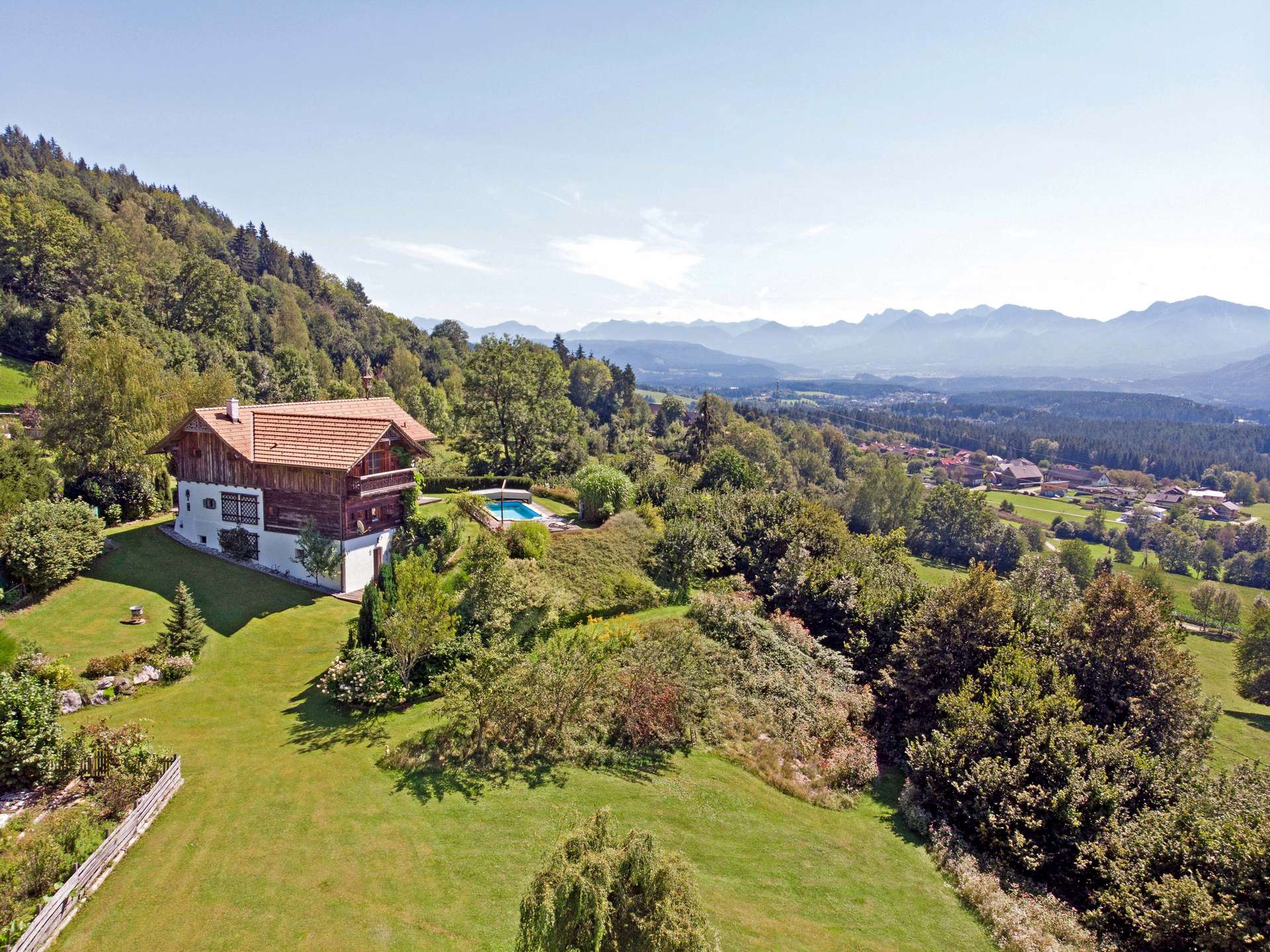 Stilvoller Landsitz mit Gästehaus auf großem Grundstück in idyllischer Wörthersee-Nähe — Bild 2