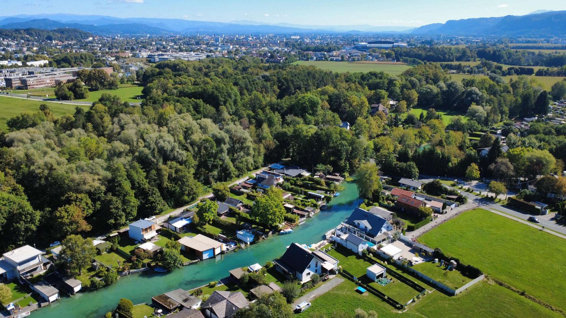 FREIZEITWOHNSITZ! Ihr kleines Paradies am Wasser – mit Häuschen und direktem Sattnitz-Zugang — Bild 2