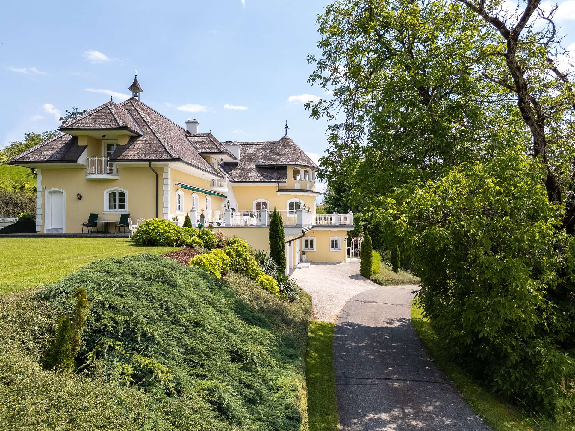 Elegante Landhausvilla in ruhiger Aussichtslage nahe Klagenfurt am Wörthersee