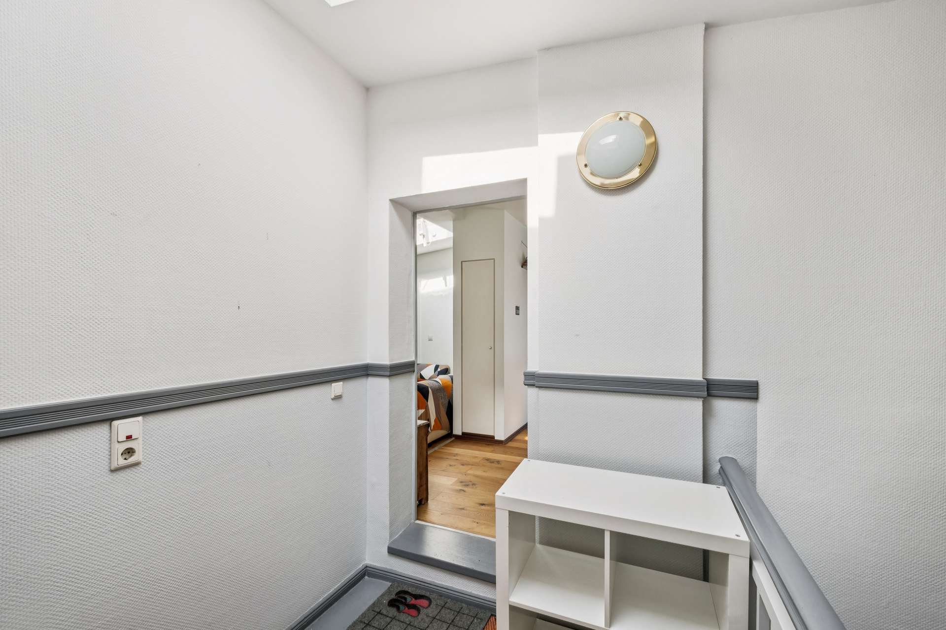 Bezugsfreie möblierte Dachgeschosswohnung mit Terrasse und unverbaubarem Weitblick im Hinterhaus - Bild 16