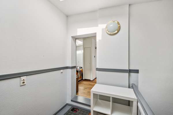 Bezugsfreie möblierte Dachgeschosswohnung mit Terrasse und unverbaubarem Weitblick im Hinterhaus - Thumbnail 16