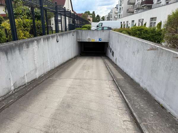 Sicherer Tiefgaragenstellplatz in Tauernallee 34  – Videoüberwacht, gepflegt & sofort verfügbar - Thumbnail 36