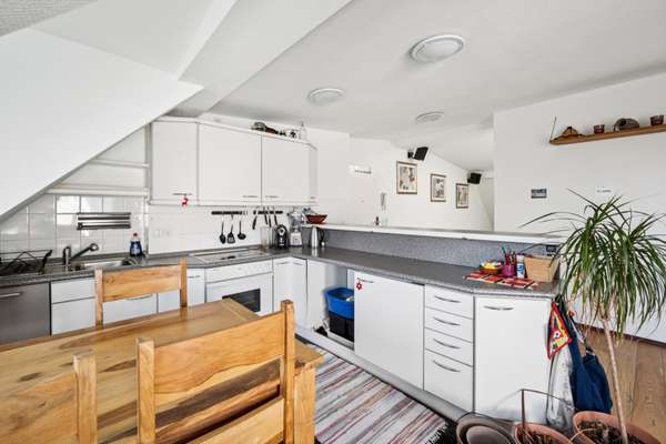 Bezugsfreie möblierte Dachgeschosswohnung mit Terrasse und unverbaubarem Weitblick im Hinterhaus - Thumbnail 29