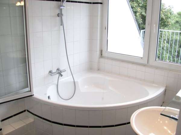 Bezugsfreie möblierte Dachgeschosswohnung mit Terrasse und unverbaubarem Weitblick im Hinterhaus - Thumbnail 28