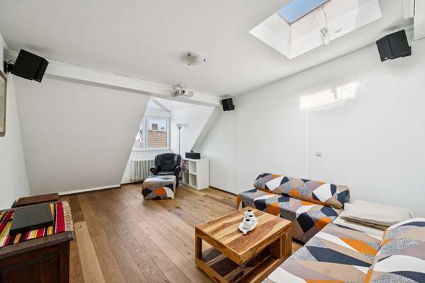 Bezugsfreie möblierte Dachgeschosswohnung mit Terrasse und unverbaubarem Weitblick im Hinterhaus - Thumbnail 7