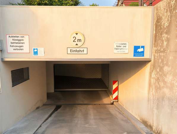 Sicherer Tiefgaragenstellplatz in Tauernallee 34  – Videoüberwacht, gepflegt & sofort verfügbar - Thumbnail 20
