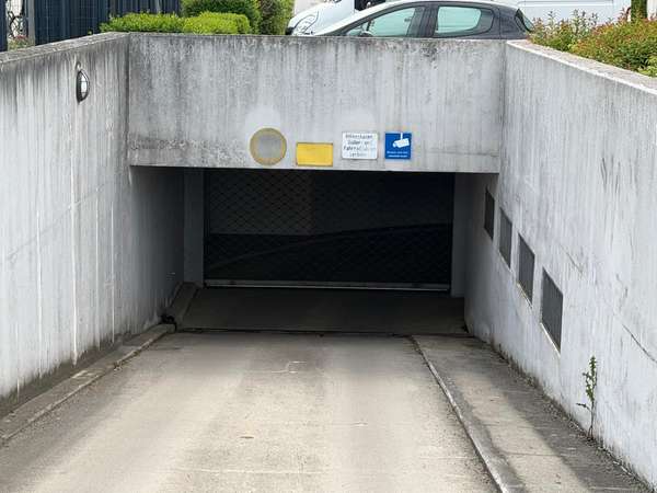 Sicherer Tiefgaragenstellplatz in Tauernallee 34  – Videoüberwacht, gepflegt & sofort verfügbar - Thumbnail 35