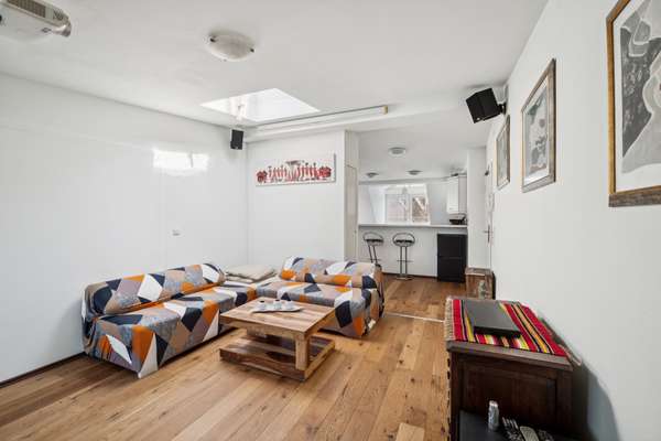Bezugsfreie möblierte Dachgeschosswohnung mit Terrasse und unverbaubarem Weitblick im Hinterhaus - Thumbnail 10