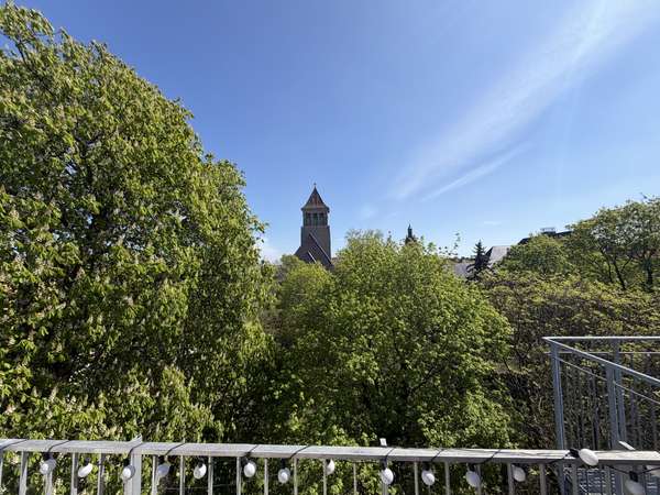 Bezugsfreie möblierte Dachgeschosswohnung mit Terrasse und unverbaubarem Weitblick im Hinterhaus - Thumbnail 4