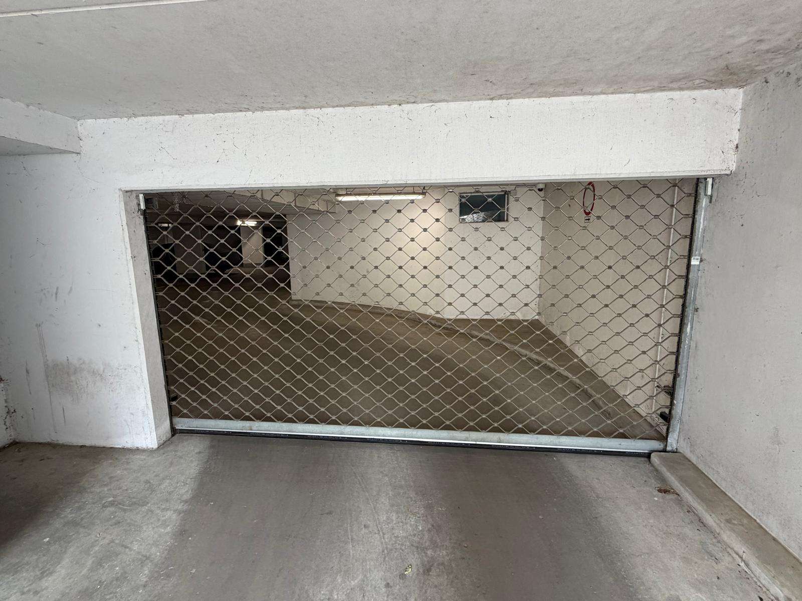 Sicherer Tiefgaragenstellplatz in Tauernallee 34  – Videoüberwacht, gepflegt & sofort verfügbar - Bild 27
