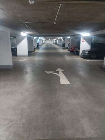 Sicherer Tiefgaragenstellplatz in Tauernallee 34  – Videoüberwacht, gepflegt & sofort verfügbar - Thumbnail 19