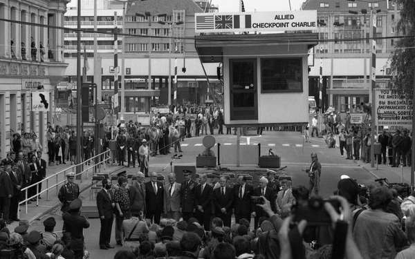 Wohnen, wo Weltgeschichte geschrieben wurde – Exklusive Altbauresidenz am Checkpoint Charlie - Thumbnail 3