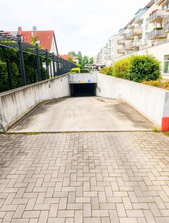 Sicherer Tiefgaragenstellplatz in Tauernallee 34  – Videoüberwacht, gepflegt & sofort verfügbar - Thumbnail 6