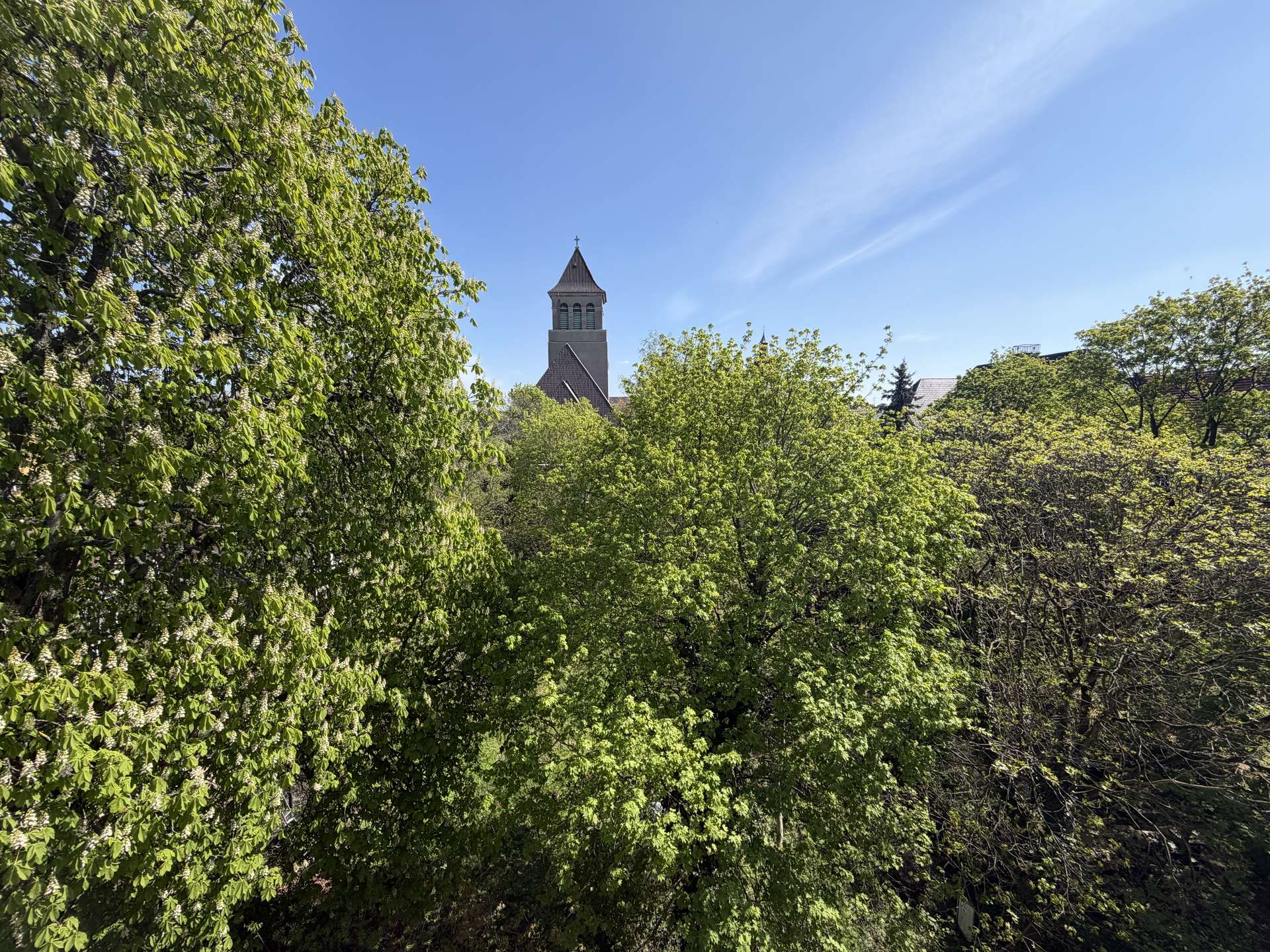 Bezugsfreie möblierte Dachgeschosswohnung mit Terrasse und unverbaubarem Weitblick im Hinterhaus - Bild 37