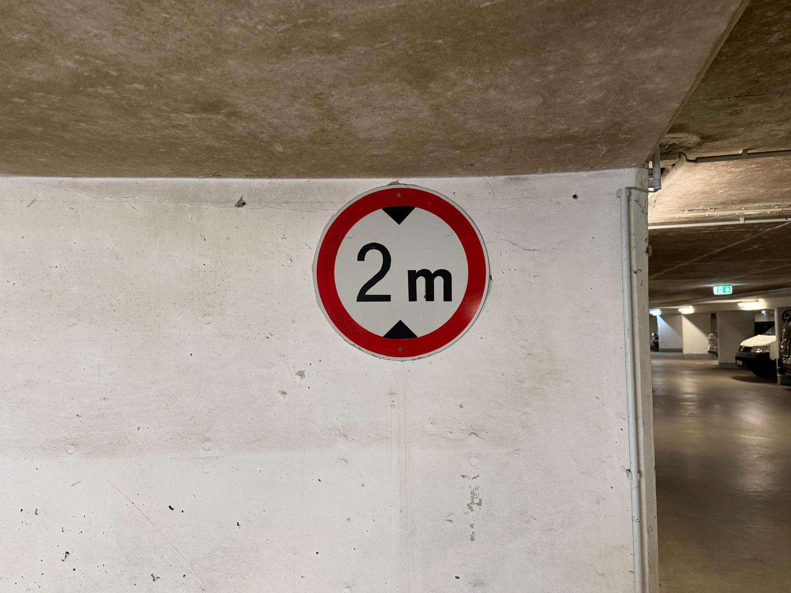 Sicherer Tiefgaragenstellplatz in Tauernallee 34  – Videoüberwacht, gepflegt & sofort verfügbar - Bild 34
