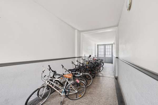 Bezugsfreie möblierte Dachgeschosswohnung mit Terrasse und unverbaubarem Weitblick im Hinterhaus - Thumbnail 22