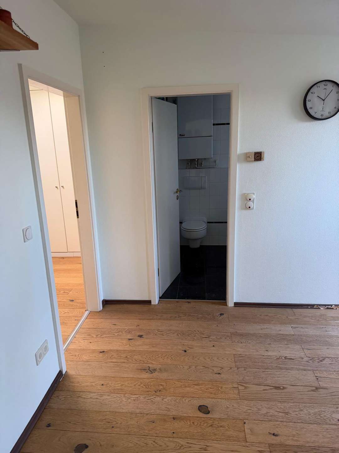 Bezugsfreie möblierte Dachgeschosswohnung mit Terrasse und unverbaubarem Weitblick im Hinterhaus - Bild 15