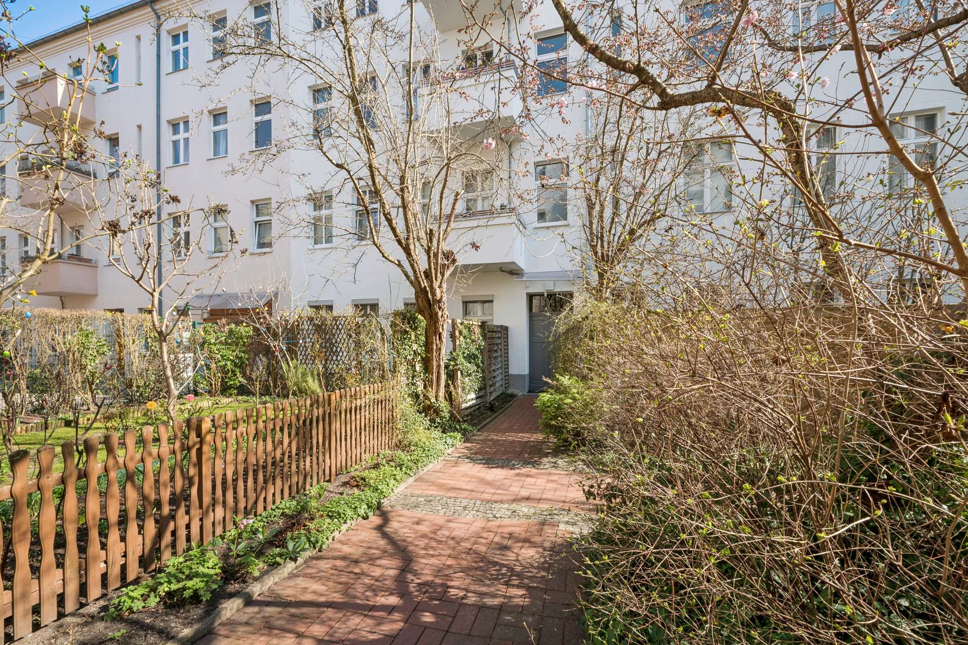 Bezugsfreie möblierte Dachgeschosswohnung mit Terrasse und unverbaubarem Weitblick im Hinterhaus - Bild 19