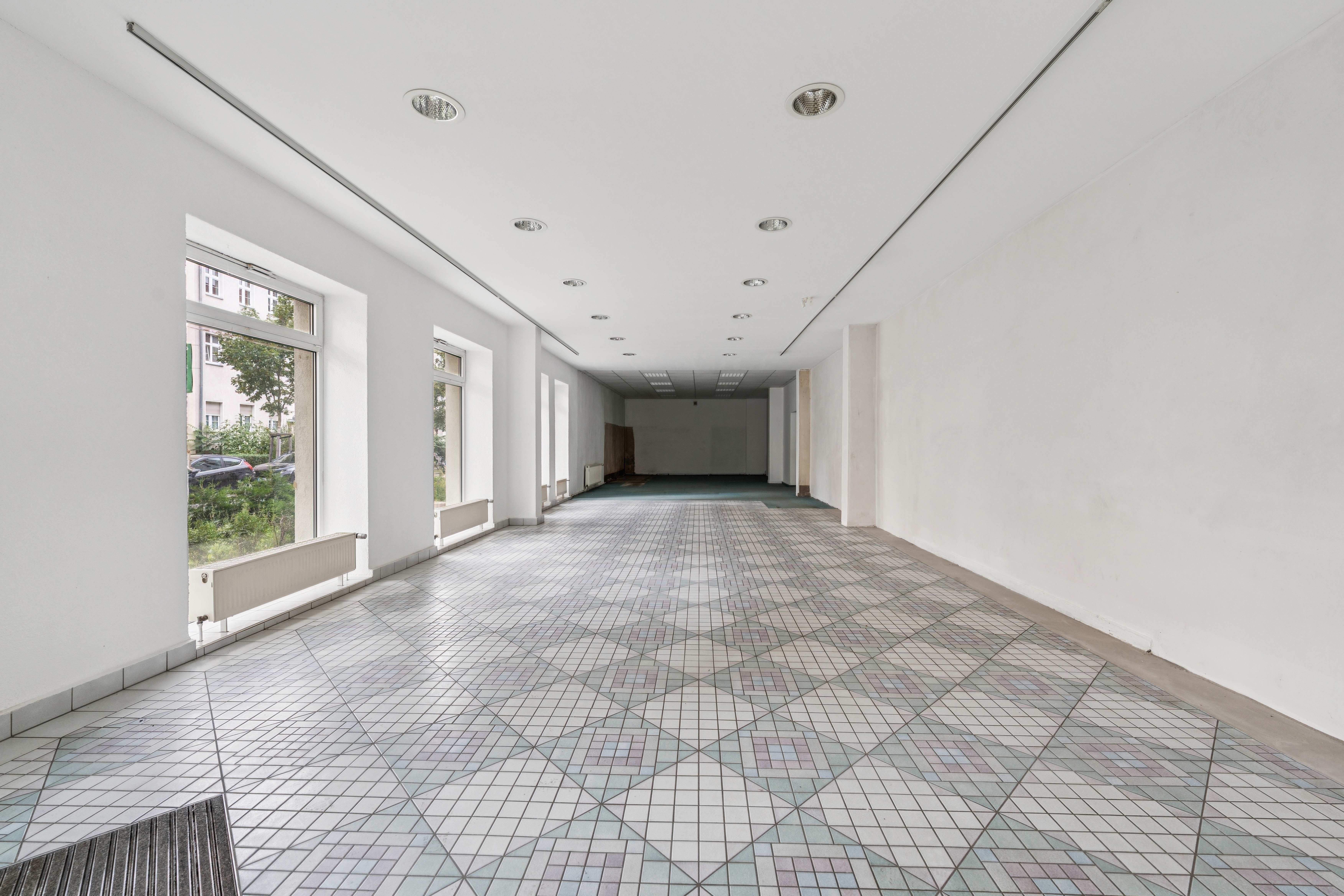 216 m² Eckfläche für Praxis, Kanzlei, Büro, Studio, Einzelhandel, Café, Blumenladen, Supermarkt,etc.