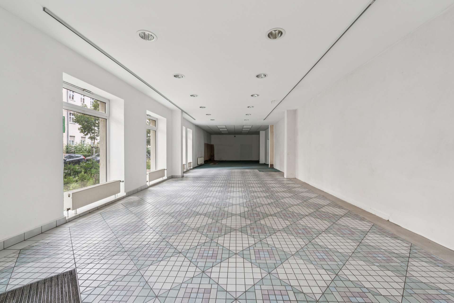 216 m² Eckfläche für Praxis, Kanzlei, Büro, Studio, Einzelhandel, Café, Blumenladen, Supermarkt,etc. - Bild 1