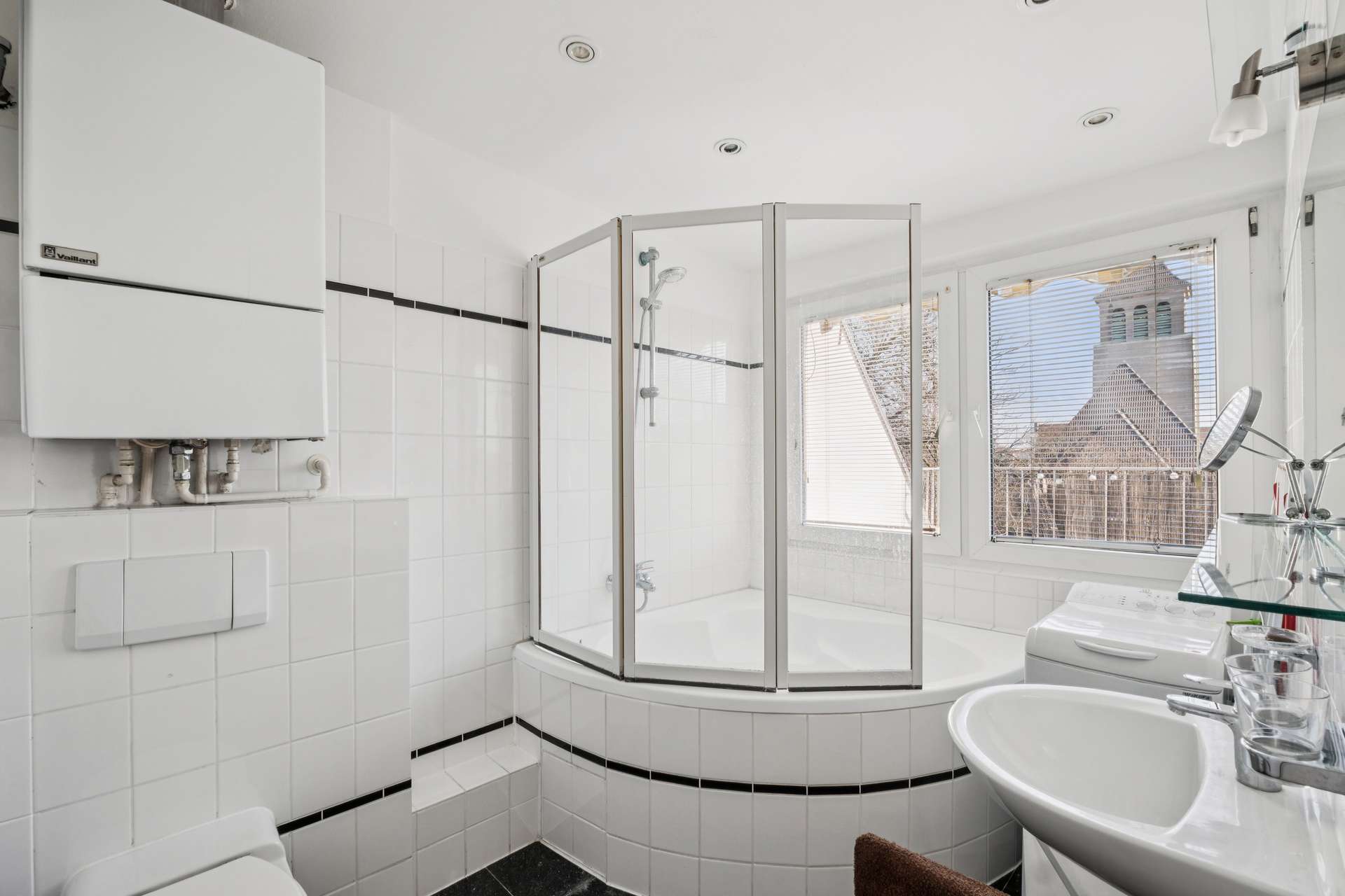 Bezugsfreie möblierte Dachgeschosswohnung mit Terrasse und unverbaubarem Weitblick im Hinterhaus - Bild 13