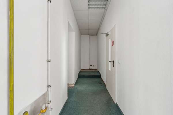 216 m² Eckfläche für Praxis, Kanzlei, Büro, Studio, Einzelhandel, Café, Blumenladen, Supermarkt,etc. - Thumbnail 12