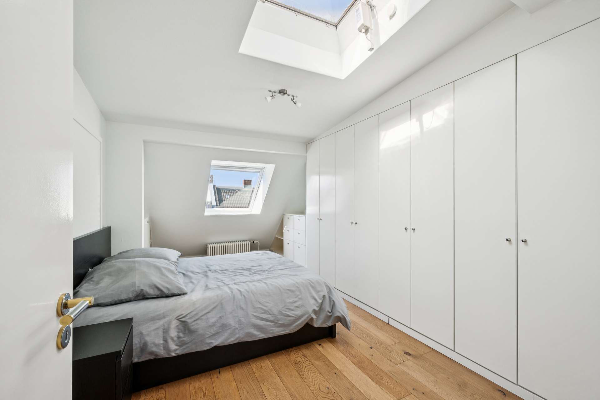 Bezugsfreie möblierte Dachgeschosswohnung mit Terrasse und unverbaubarem Weitblick im Hinterhaus - Bild 3