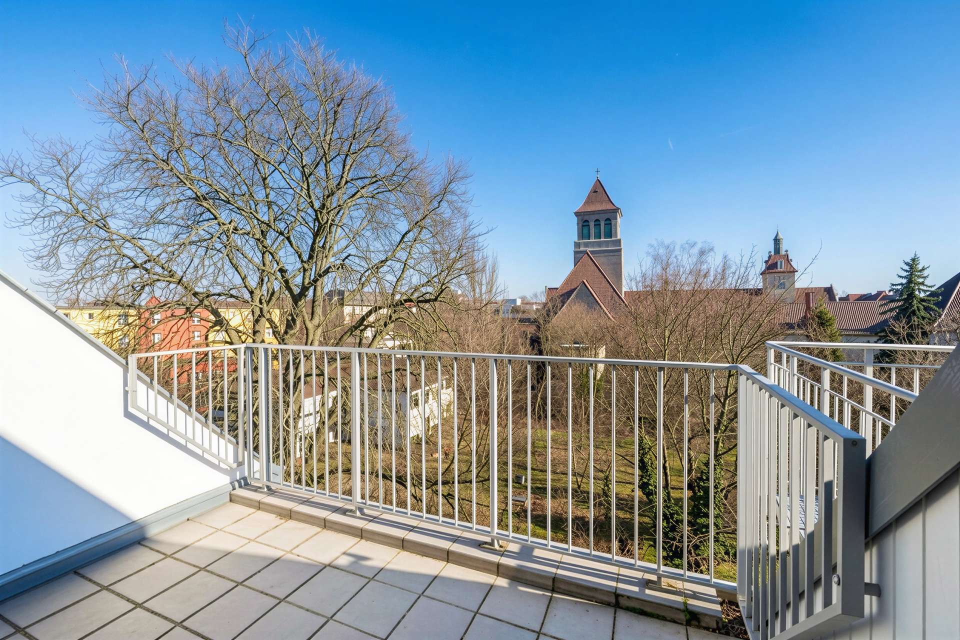 Bezugsfreie möblierte Dachgeschosswohnung mit Terrasse und unverbaubarem Weitblick im Hinterhaus - Bild 5