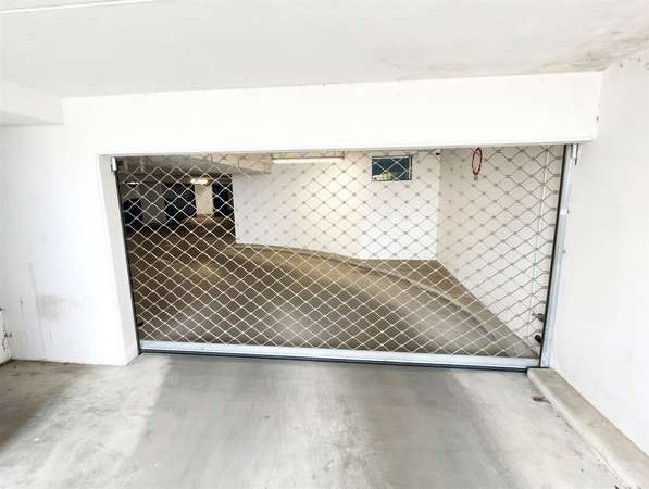 Sicherer Tiefgaragenstellplatz in Tauernallee 34  – Videoüberwacht, gepflegt & sofort verfügbar - Thumbnail 2