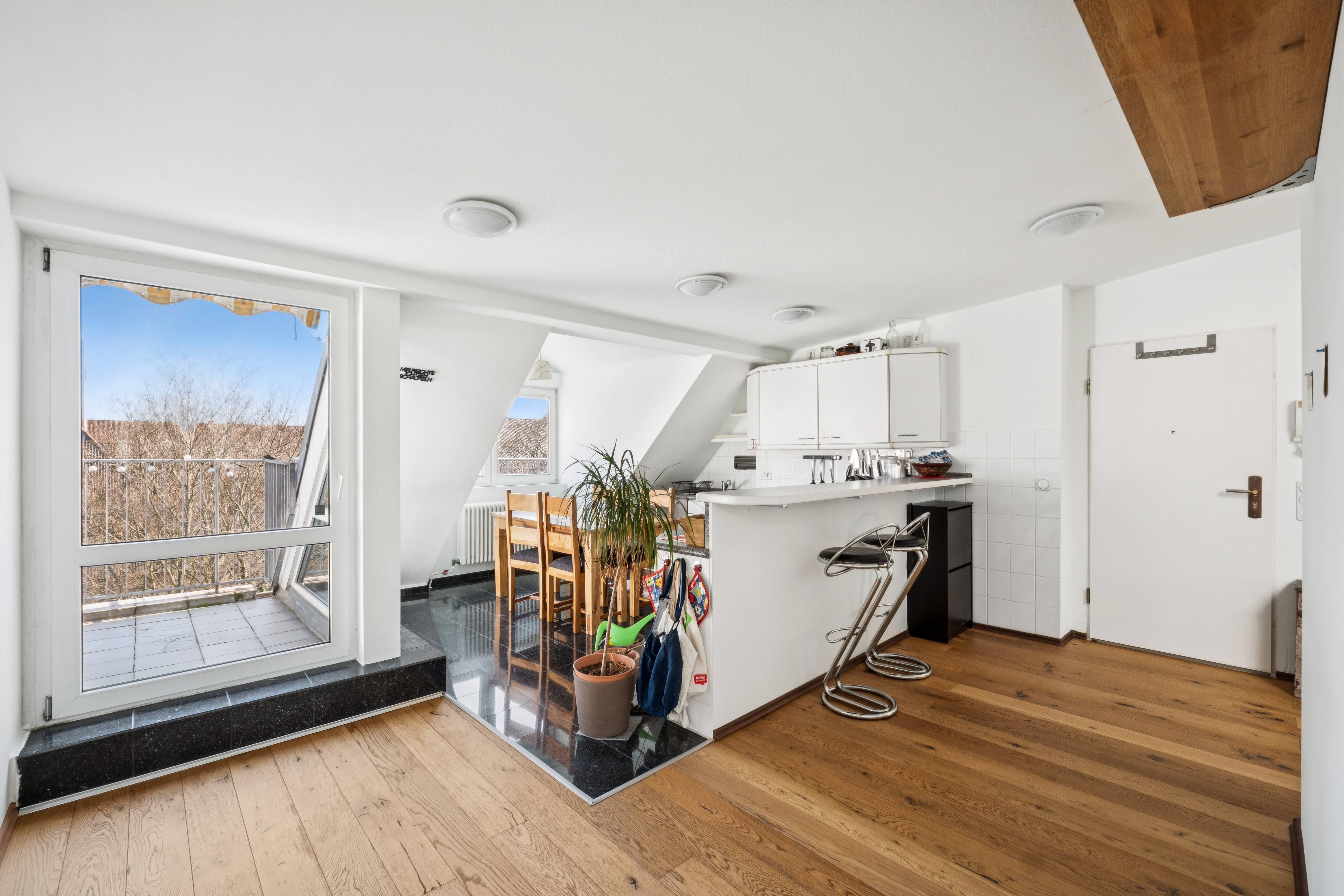 Bezugsfreie möblierte Dachgeschosswohnung mit Terrasse und unverbaubarem Weitblick im Hinterhaus