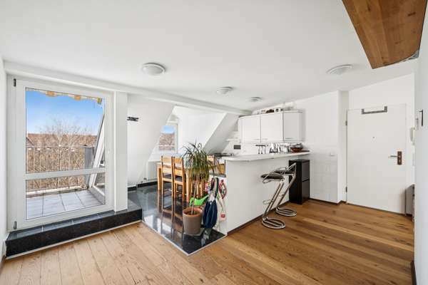 Bezugsfreie möblierte Dachgeschosswohnung mit Terrasse und unverbaubarem Weitblick im Hinterhaus - Thumbnail 1