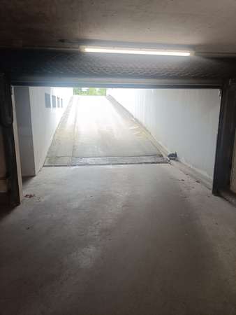 Sicherer Tiefgaragenstellplatz in Tauernallee 34  – Videoüberwacht, gepflegt & sofort verfügbar - Thumbnail 17