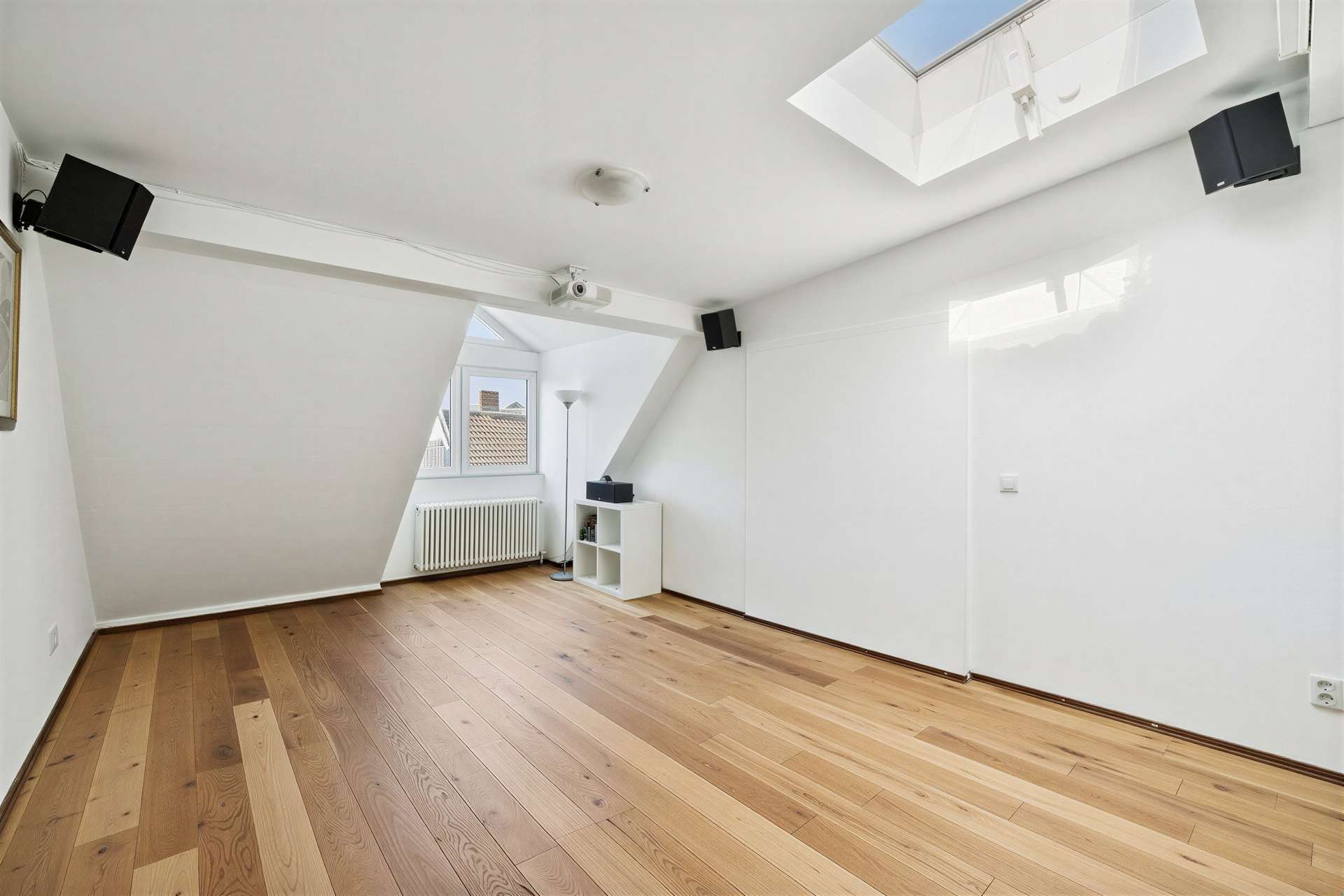 Bezugsfreie möblierte Dachgeschosswohnung mit Terrasse und unverbaubarem Weitblick im Hinterhaus - Bild 9