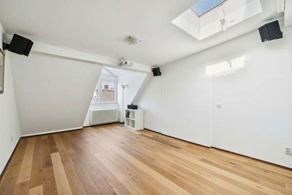 Bezugsfreie möblierte Dachgeschosswohnung mit Terrasse und unverbaubarem Weitblick im Hinterhaus - Thumbnail 9