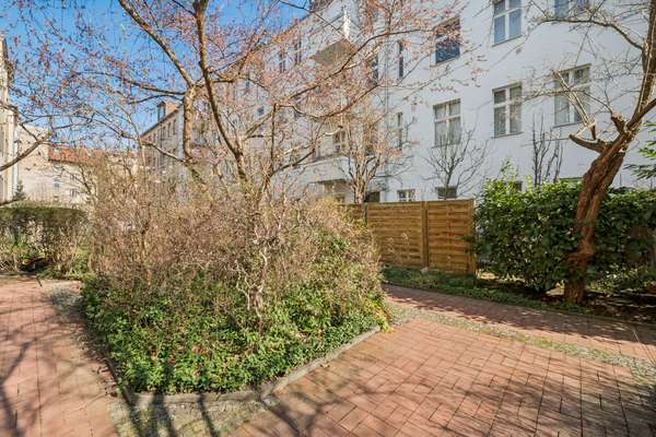 Bezugsfreie möblierte Dachgeschosswohnung mit Terrasse und unverbaubarem Weitblick im Hinterhaus - Thumbnail 18