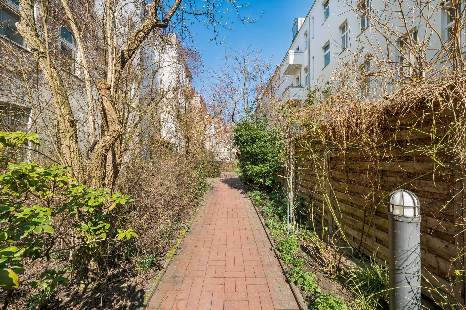 Bezugsfreie möblierte Dachgeschosswohnung mit Terrasse und unverbaubarem Weitblick im Hinterhaus - Bild 21