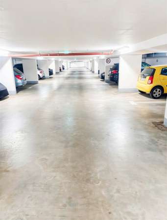 Sicherer Tiefgaragenstellplatz in Tauernallee 34  – Videoüberwacht, gepflegt & sofort verfügbar - Thumbnail 22