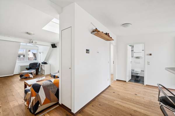 Bezugsfreie möblierte Dachgeschosswohnung mit Terrasse und unverbaubarem Weitblick im Hinterhaus - Thumbnail 11
