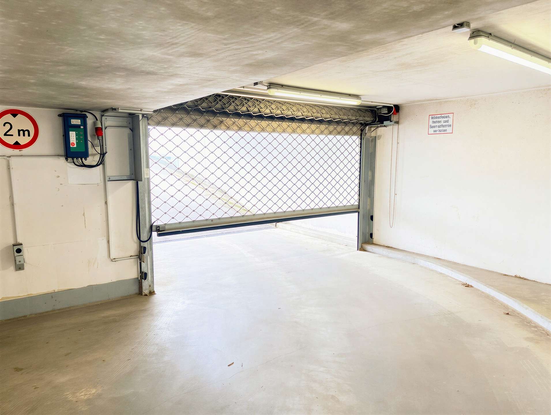 Sicherer Tiefgaragenstellplatz in Tauernallee 34  – Videoüberwacht, gepflegt & sofort verfügbar - Bild 3