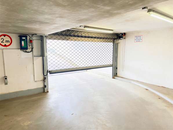 Sicherer Tiefgaragenstellplatz in Tauernallee 34  – Videoüberwacht, gepflegt & sofort verfügbar - Thumbnail 3