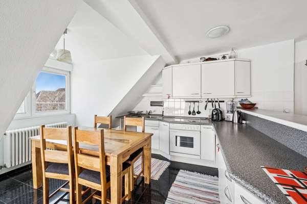 Bezugsfreie möblierte Dachgeschosswohnung mit Terrasse und unverbaubarem Weitblick im Hinterhaus - Thumbnail 6