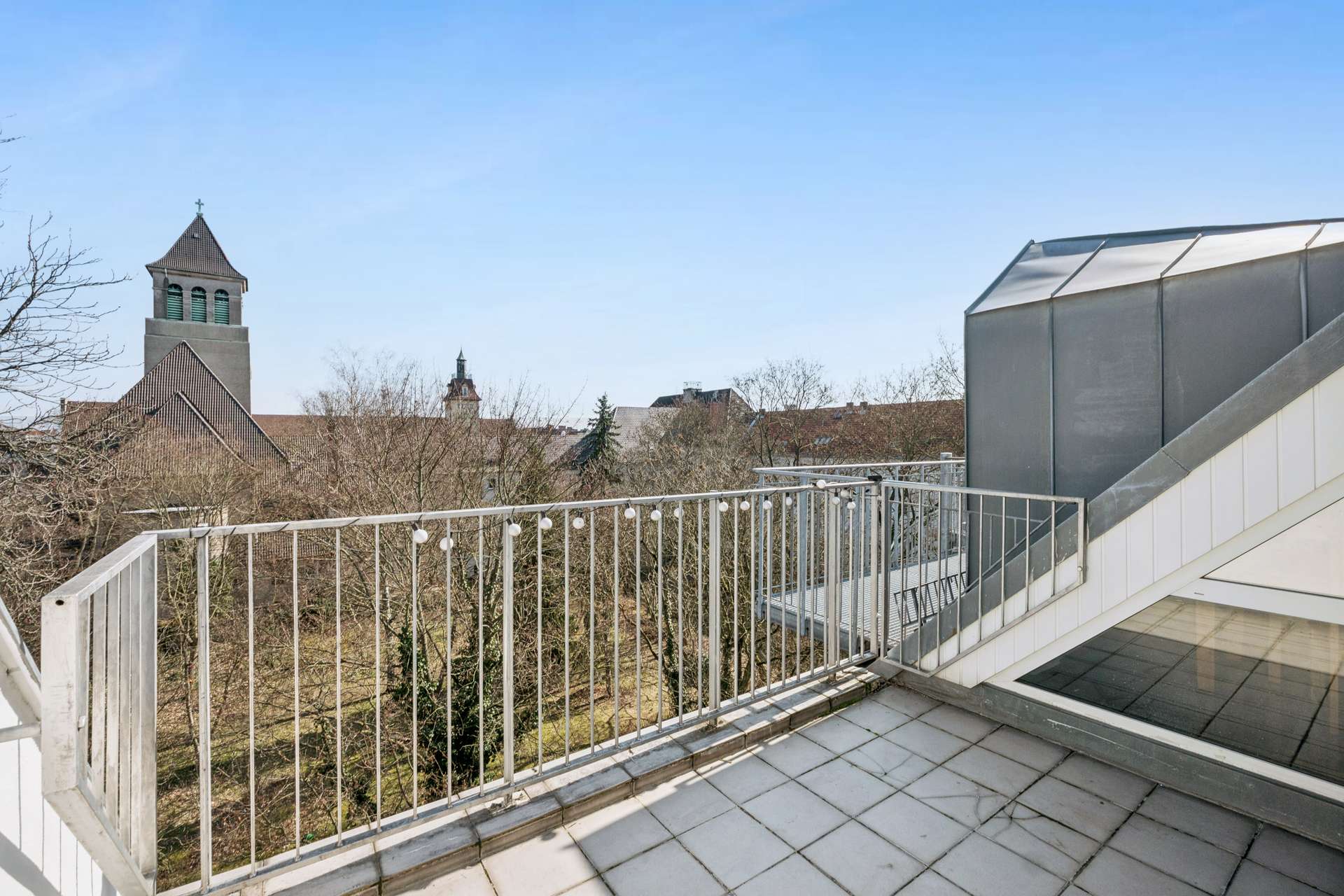 Bezugsfreie möblierte Dachgeschosswohnung mit Terrasse und unverbaubarem Weitblick im Hinterhaus - Bild 12