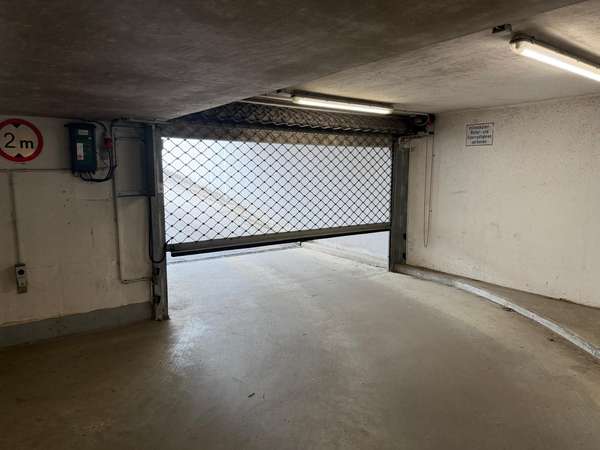 Sicherer Tiefgaragenstellplatz in Tauernallee 34  – Videoüberwacht, gepflegt & sofort verfügbar - Thumbnail 32