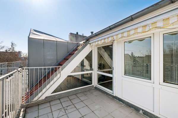 Bezugsfreie möblierte Dachgeschosswohnung mit Terrasse und unverbaubarem Weitblick im Hinterhaus - Thumbnail 36