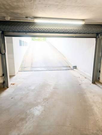 Sicherer Tiefgaragenstellplatz in Tauernallee 34  – Videoüberwacht, gepflegt & sofort verfügbar - Thumbnail 4