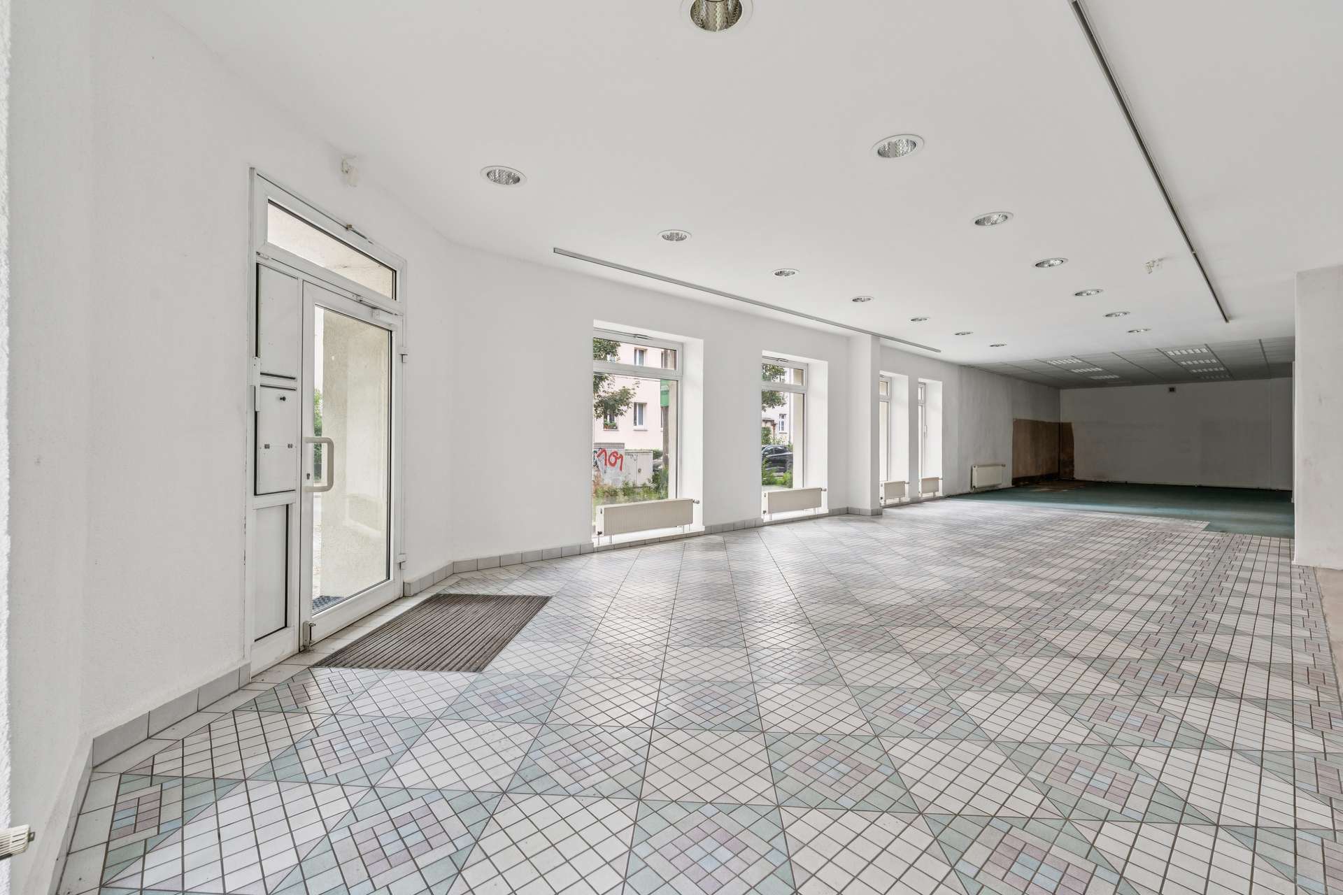 216 m² Eckfläche für Praxis, Kanzlei, Büro, Studio, Einzelhandel, Café, Blumenladen, Supermarkt,etc. - Bild 3