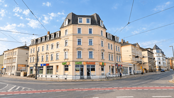 Gewerbefläche mit großen Schaufenstern, ca. 90 m² (teilbar ab ca. 41 m²) und 2 Stellplätzen
