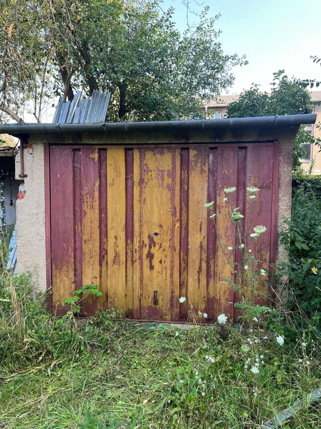 Garage auf dem Grundstück