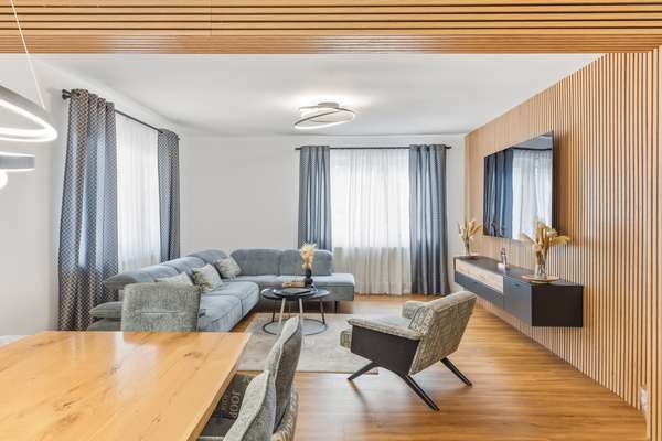 Großzügige 5,5 Zimmer Wohnung in Bad-Cannstatt