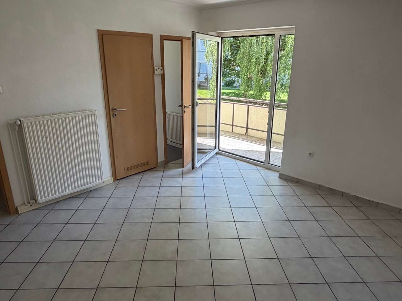 Kleine 2 Zimmer Singlewohnung mit kleiner Einbauküche und Balkon ! - Foto 3